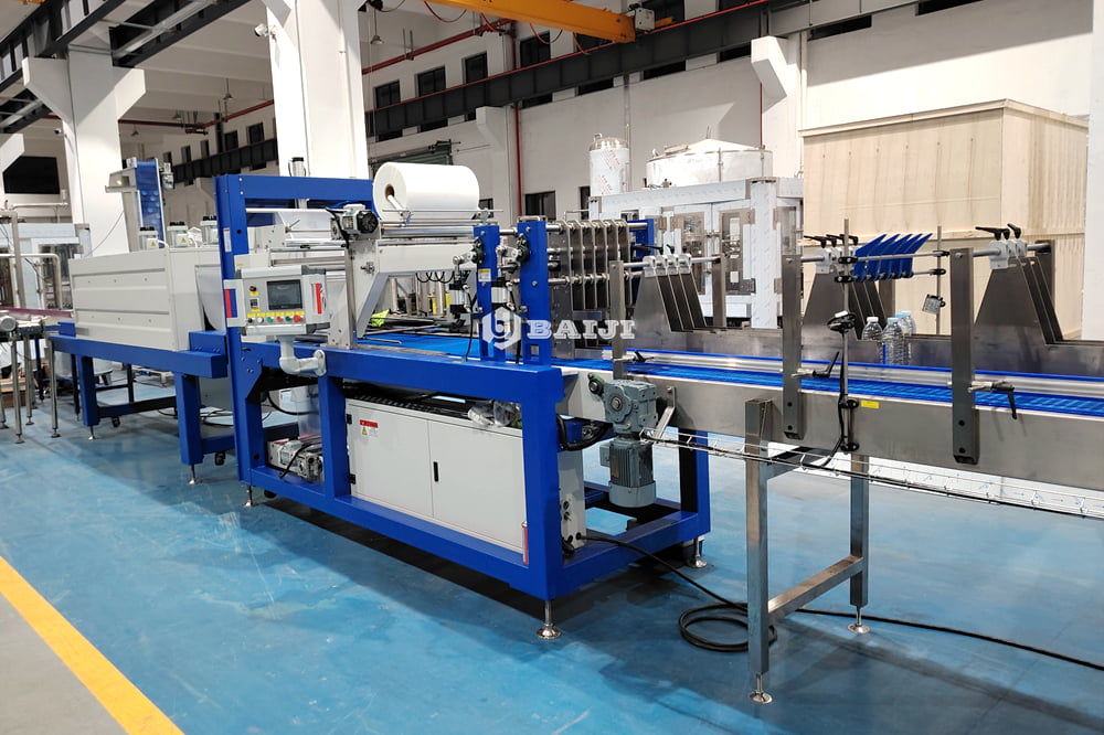 linear type PE film wrapping packing packaging machine water bottle.jpg
