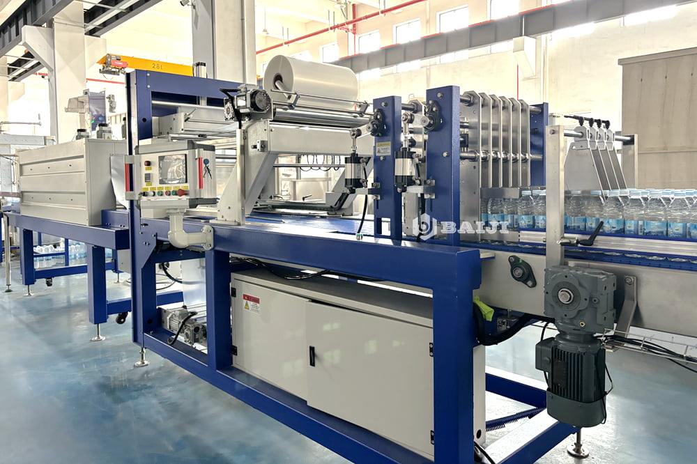 PE film wrapping packing packaging machine for plastic PET bottled water.JPG