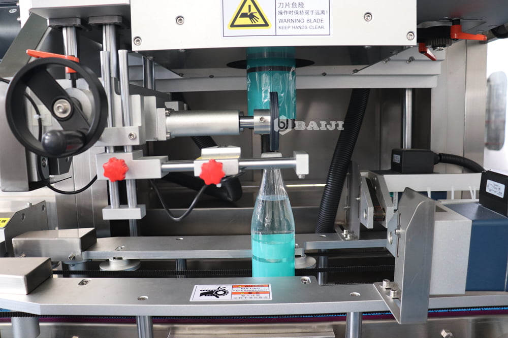 shrink sleeve labeling machine plastic PET bottle glass bottle water juice beverage 1.JPG