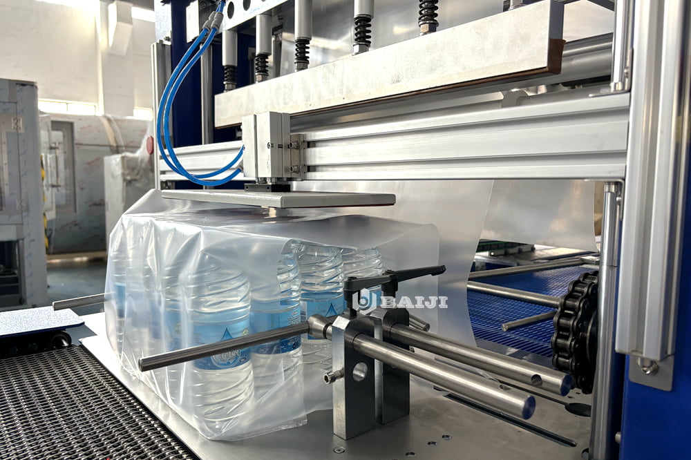 linear plastic PET bottle PE film wrapping packaging packing machine aluminum can.JPG